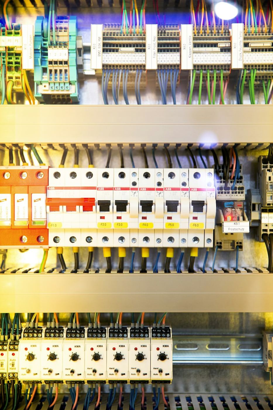 Quadro elettrico aperto con file di interruttori modulari e morsettiere